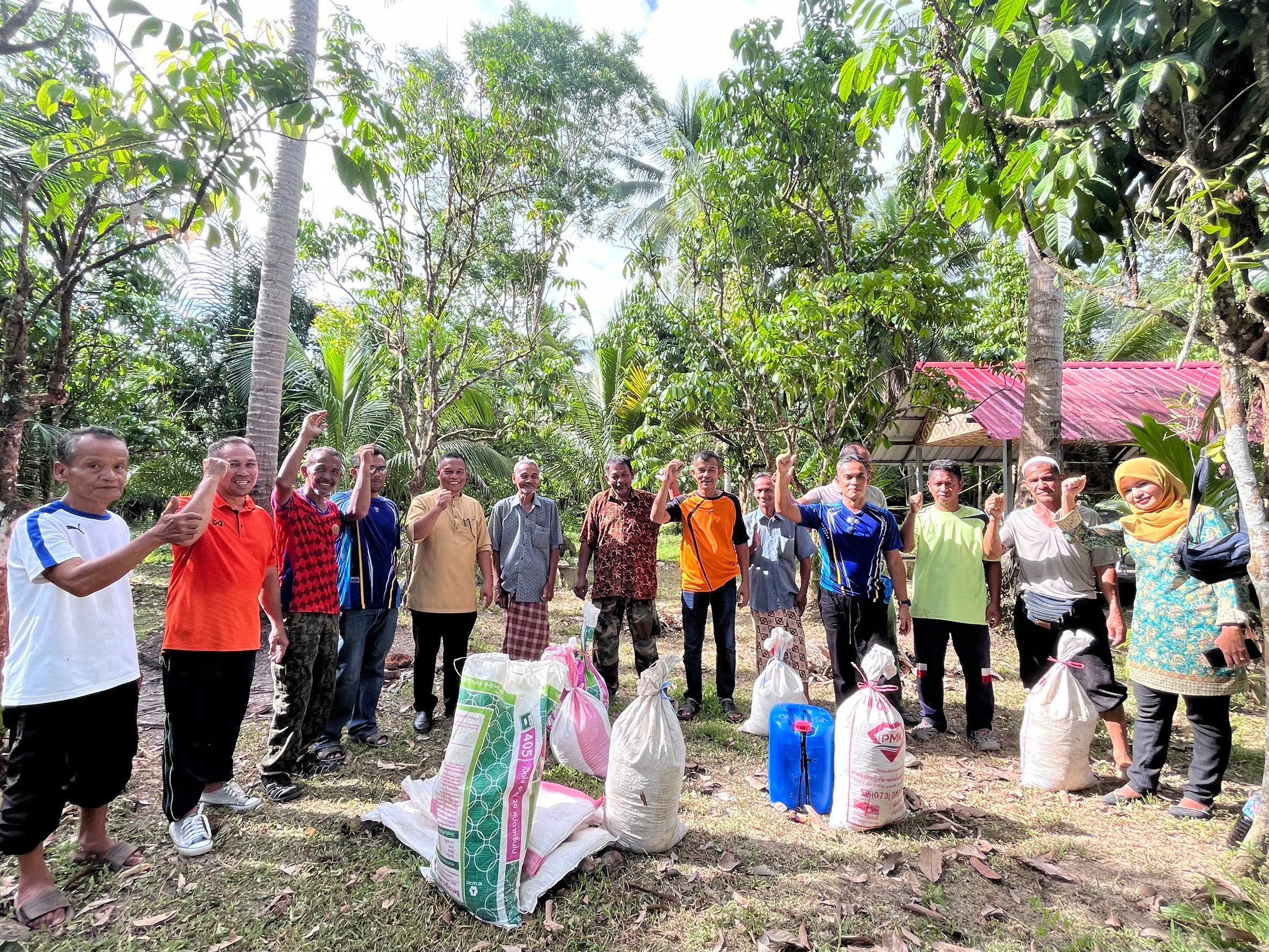กิจกรรมสาธิตการทำปุ๋ยหมักชีวภาพ ให้กับครัวเรือนโดยรอบศูนย์เรียนรู้ จำนวน ๑๐ ครัวเรือน