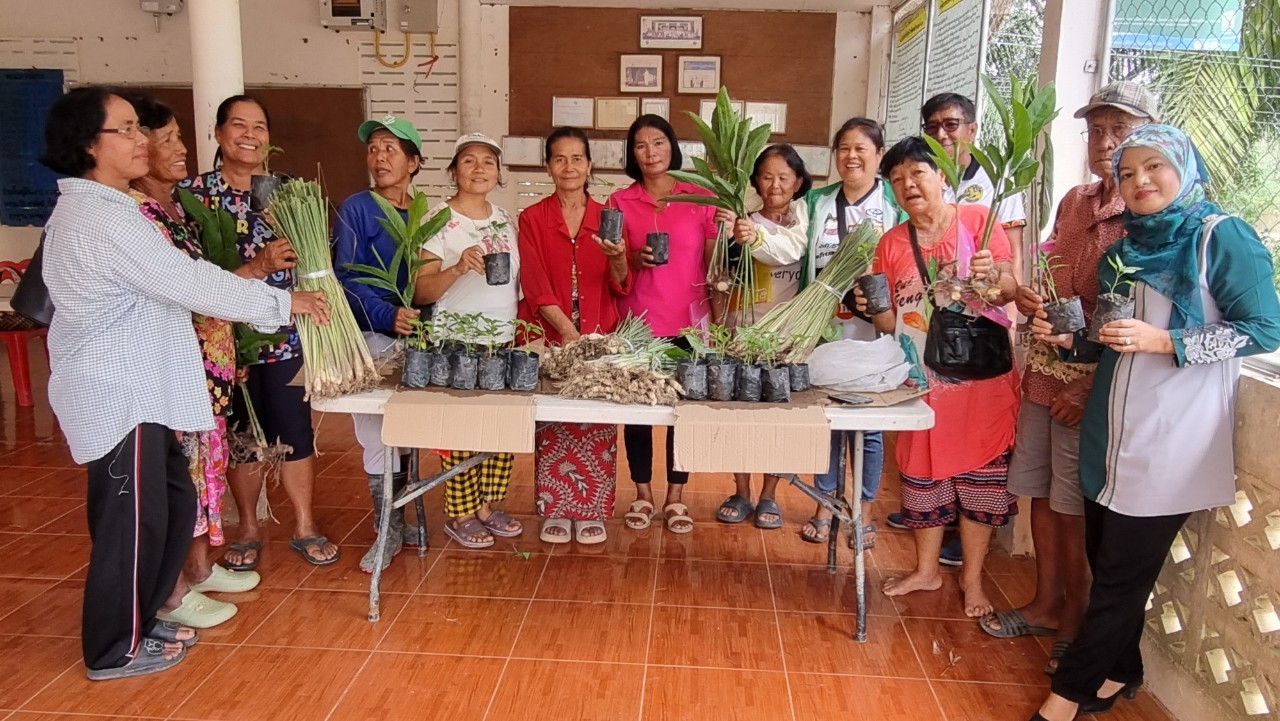 กิจกรรมเพาะปลูกพืชผักสวนครัวและแจกจ่ายให้กับครัวเรือนโดยรอบศูนย์เรียนรู้ จำนวน ๑๐ ครัวเรือน